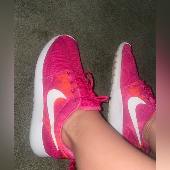 Pink Nikes - Picture 16 of 16